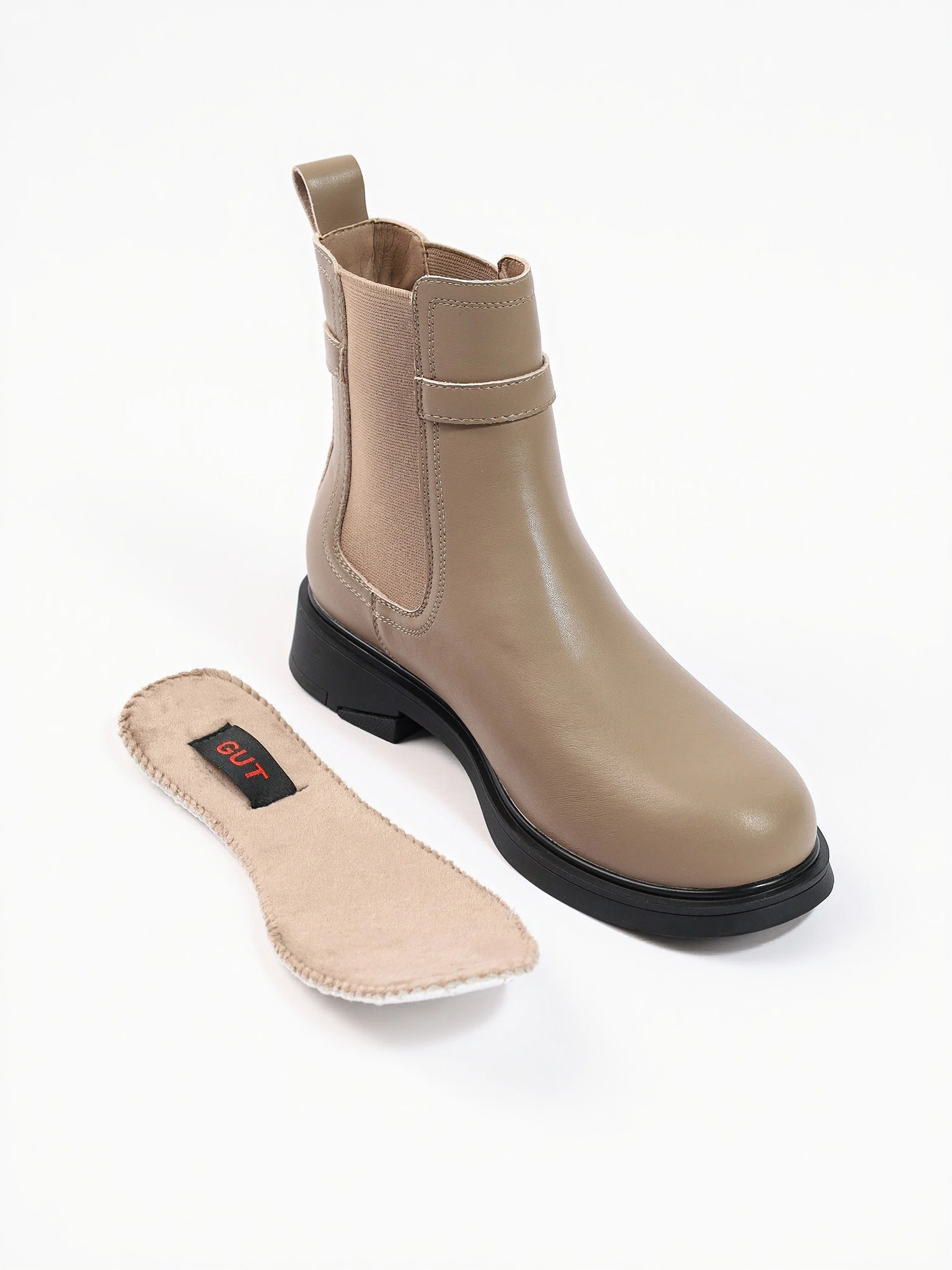 Ботинки-челси бежевого цвета с декоративным ремешком из натуральной кожи